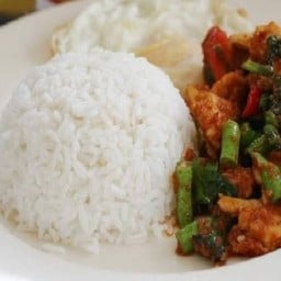 ข้าวผัดพริกแกงไก่