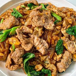 ผัดซีอิ้ว ไข่+หมูชิ้น