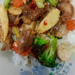 ผัดผักรวมใส่หมูกรอบราดข้าว