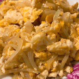 ข้าวหน้าหอมใหญ่ผัดไข่