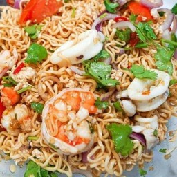 ยำมาม่า ทะเล (กุ้ง ปลาหมึก )
