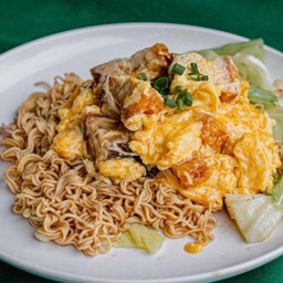 :มาม่าผัดกระเทียมไข่ข้นหมูกรอบ•