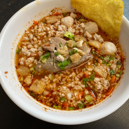 เตี๋ยวต้มยำหมูสับ ลูกชิ้นหมู พิเศษ