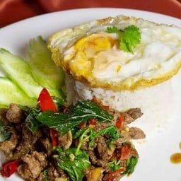 ข้าวกะเพราเนื้อชิ้น