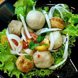 ยำลูกชิ้นรวม