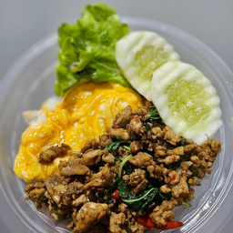 กะเพราไก่+ไข่ข้น