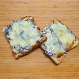 ขนมปังพิซซ่า หน้าเบคอนผักโขมอบชีส