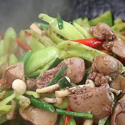 ข้าวราดผัดพริกหยวกเครื่องในไก๊ไก่+ไข่ดาว