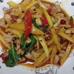 ผัดไก่ใส่หน่อไม้ ใบโหระพา