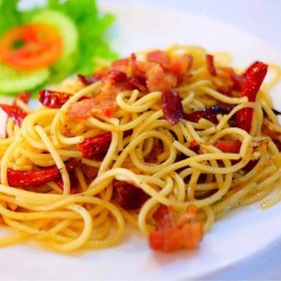 สปาเก็ตตี้เบคอนพริกแห้ง