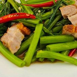 ผัดผักบุ้งหมูกรอบ 1 ขีด