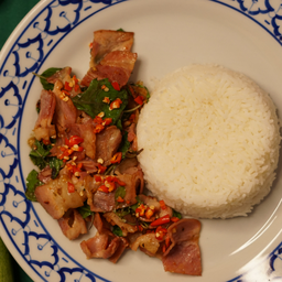 ข้าวกะเพราเบคอน