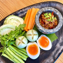 น้ำพริกอ่องผักสดและไข่มะตูม