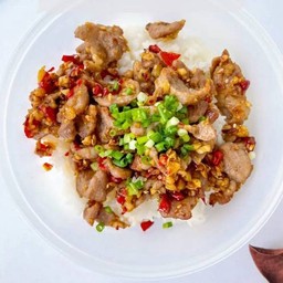 หมูชิ้นคั่วพริกเกลือราดข้าว