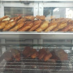 เจ๊แดงข้าวเหนียวหมูปิ้ง หมูทอด และขนมจีบซาลาเปา สาขาถนนรัตนอุทิศตรงข้างบิ๊กซีมินิ