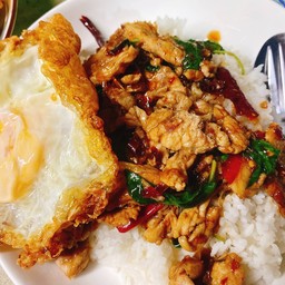 กะเพรา หมูชิ้น + ไข่ดาว