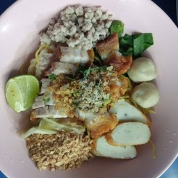 บะหมี่เกี๊ยวแห้งหมูกรอบ