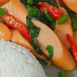 กะเพราฮอทดอกราดข้าว