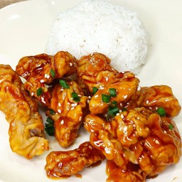ไก่ทอดซอสเกาหลี ราดบนข้าวหอมมะลินุ๊มนุ่ม