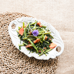 ผัดผักบุ้งหมูกรอบ