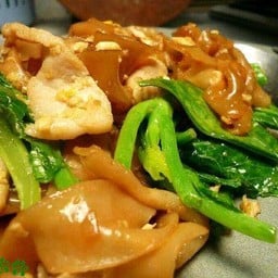 ผัดซีอิ้วไก่