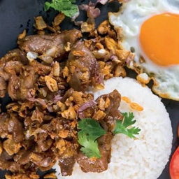 เนื้อกระเทียมราดข้าว