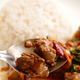 ข้าวกะเพราเครื่องในไก่