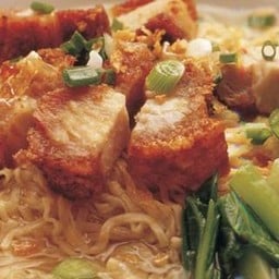 บะหมี่เกี๊ยวหมู หมูกรอบ