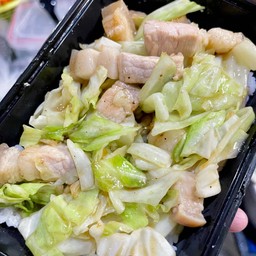 ข้าวผัดกะหล่ำหมูสามชั้น