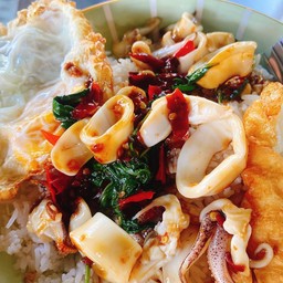 กะเพรา ปลาหมึกราดข้าว + ไข่ดาว
