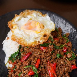 กระเพราเนื้อสับ (กับข้าว & กับแกล้ม)