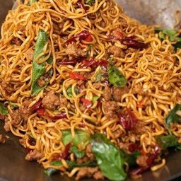 ผัดมาม่ากระเพราพริกแห้ง