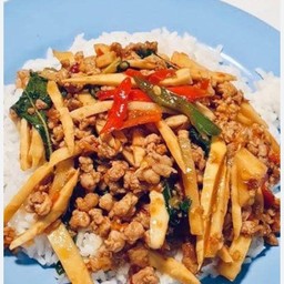 ผัดพริกแกงหมูสับหน่อไม้ดองราดข้าว