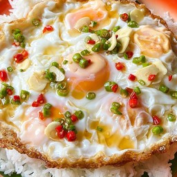 ข้าวหน้าไข่ดาวไม่สุกราดพริกน้ำปลากระเทียมสด