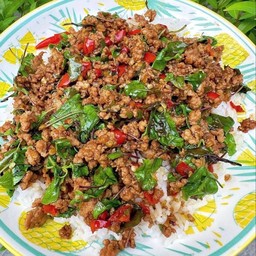 ข้าวกระเพราเนื้อสับ + ไข่ดาว