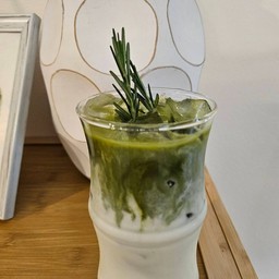 ชาเขียวมัทฉะลาเต้เย็น