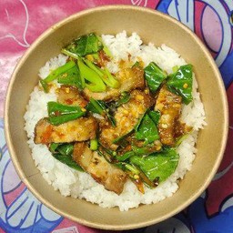 ข้าวคะน้าหมูกรอบ