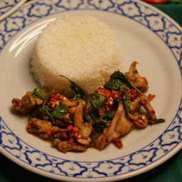 ข้าวกะเพราไก่ชิ้น