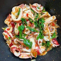 กะเพราปลาหมึก ( กับข้าว )