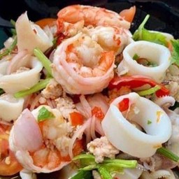 ยำทะเลรวม กุ้ง หมึก หมู
