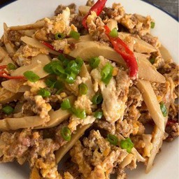 หน่อไม้ผัดไข่ ( กับข้าว )