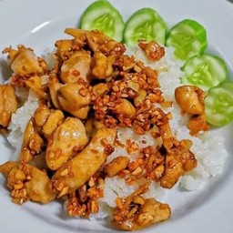 ไก่กระเทียมราดข้าว