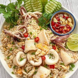 ข้าวผัดปลาหมึก