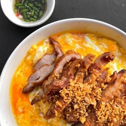 ข้าวไข่ข้นคอหมูทอดกระเทียม