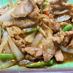 หมูผัดพริกเขียวแดง