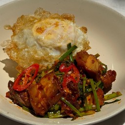 ข้าวหมูกรอบผัดพริกเผา หรือ ผัดกะเพรา
