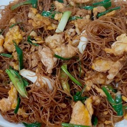 หมี่ขาวผัดไข่ใส่หมู