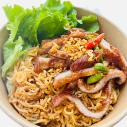 ผัดมาม่าหมูทอด