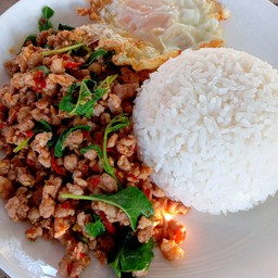 ข้าวกะเพราหมูสับไข่ดาว
