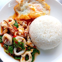 ข้าวกะเพราปลาหมึกไข่ดาว